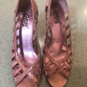 Carlos Santana pink heels